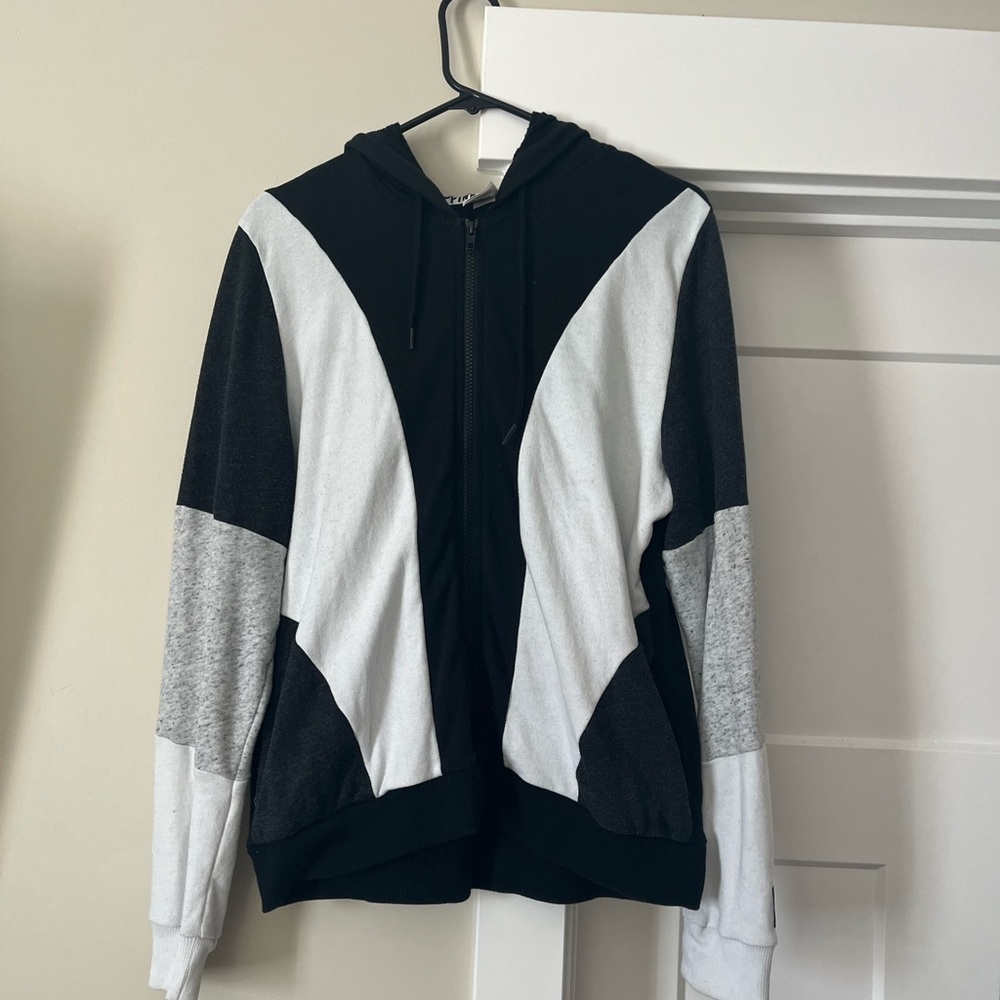 Victoria’s Secret/pink sweatshirt zip up. Size large. Only worn a few times.